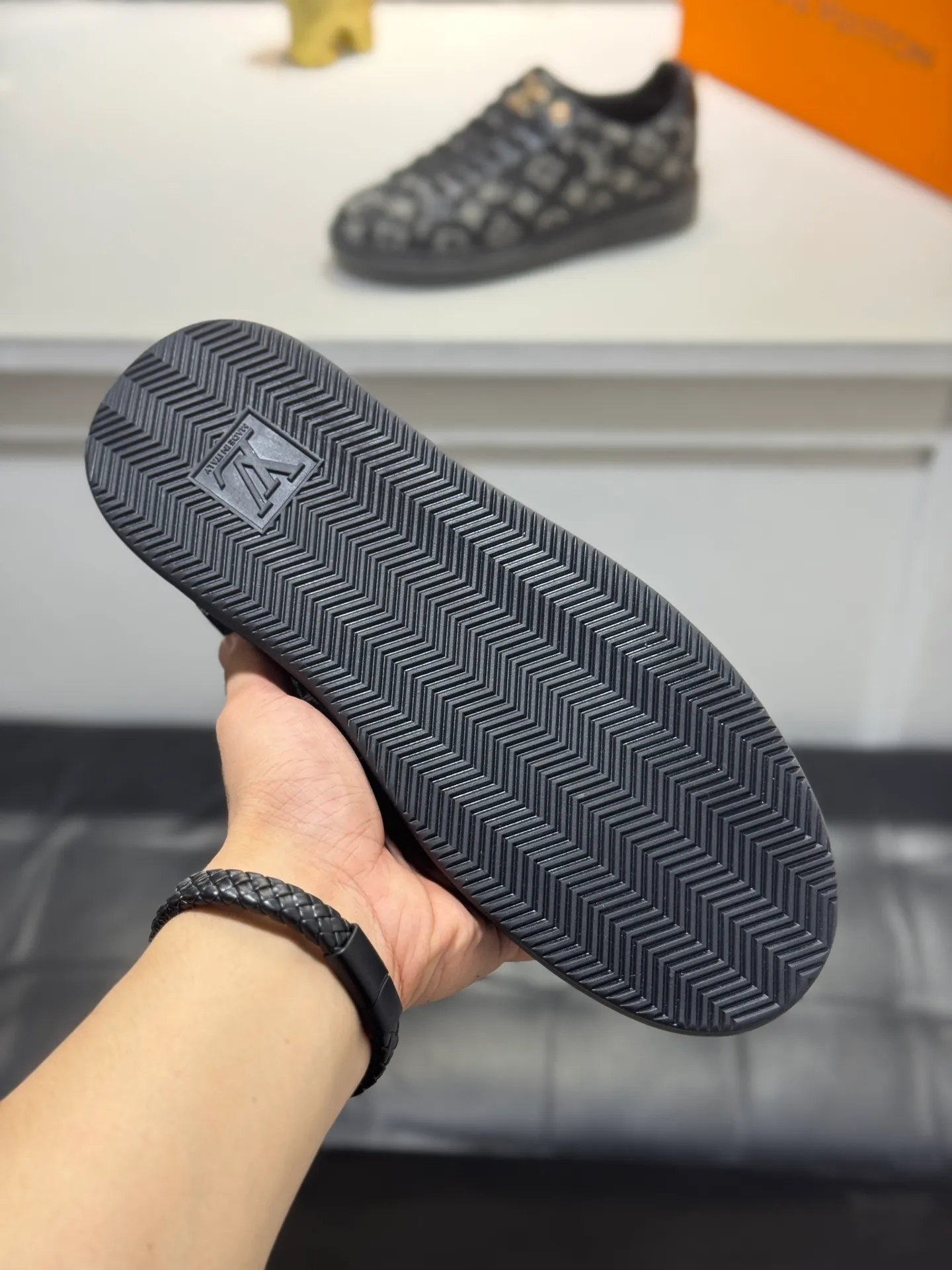 Men's shoes 💰400 [New style] 🐞🐞Top original order - LV [Louis Vuitton] counter new men's casual series! 🔥Globally limited edition💯The upper is made of cowhide with sheepskin lining➕Original rubber outsole, which is lighter and non-slip. Fashion focuses on trends, versatile and hot styles, simple yet tasteful! Exudes a fashionable and casual atmosphere, fashion is at your feet, and you are full of confidence! Multiple colors available. A must-have for fashionistas! Size: 38-44 (45 customized